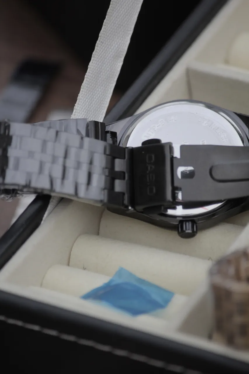 Reloj A ≠ - Vista 5