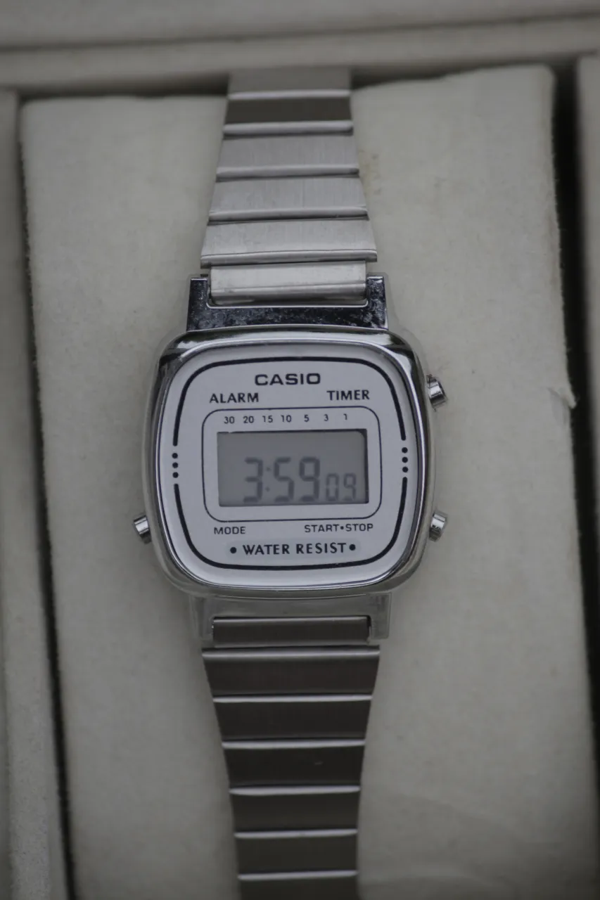 Reloj A ≠ - Vista 3