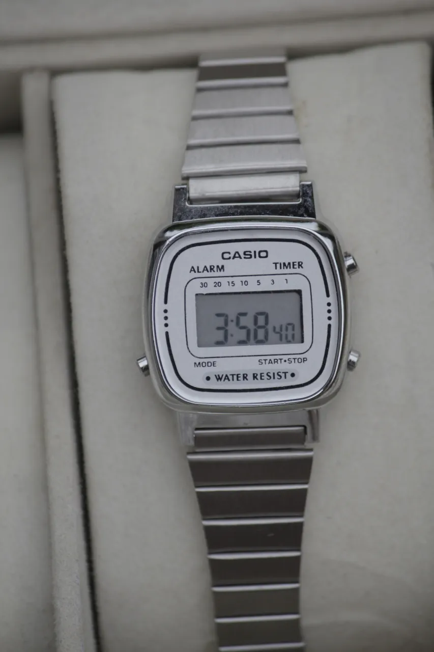Reloj Casio digital con malla de acero inoxidable. Posee alarma, timer y es resistente al agua.