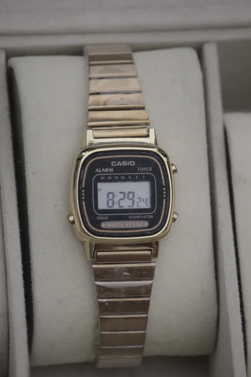 Reloj Casio MINI 20mm  dorado con malla metálica extensible. Posee pantalla digital y funciones de alarma y timer. Resistente al agua.