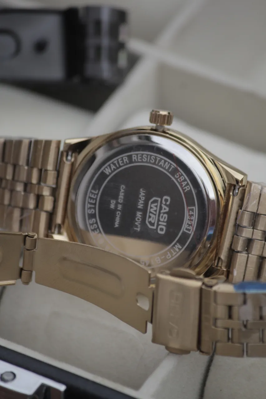 Reloj A ≠ - Vista 4