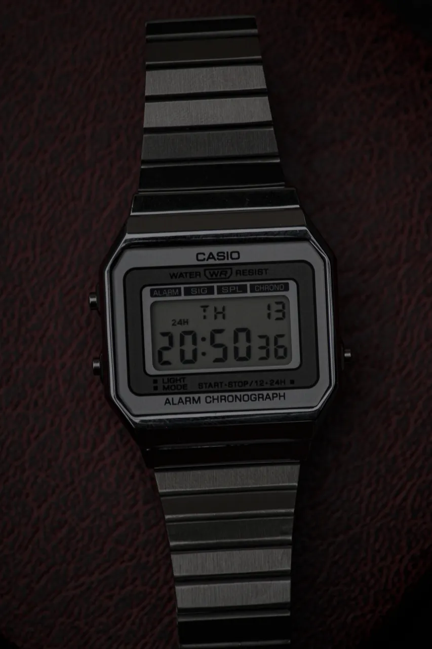 Reloj Casio digital con malla de acero inoxidable. Modelo A91W.