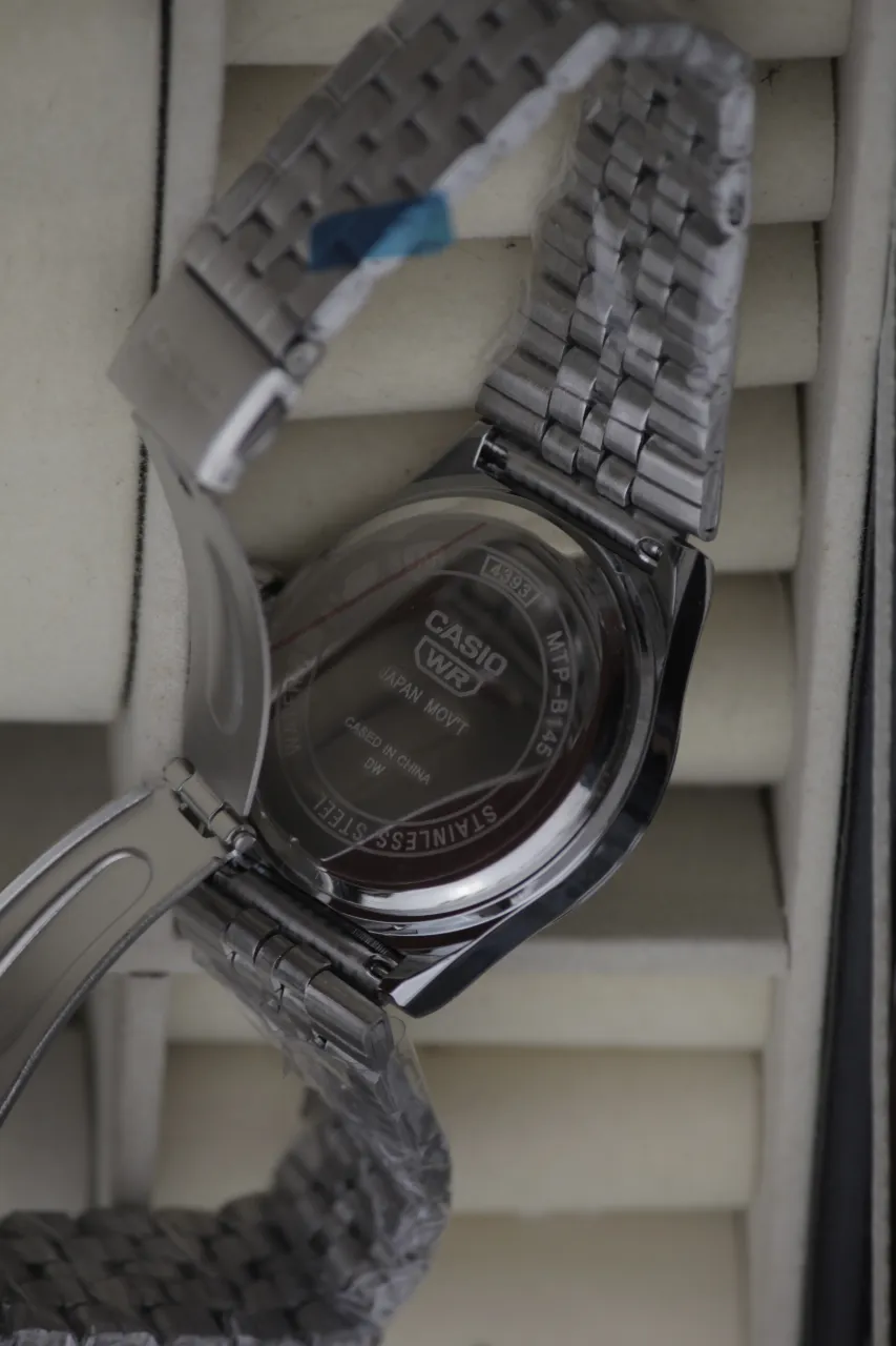 Reloj A ≠ - Vista 3