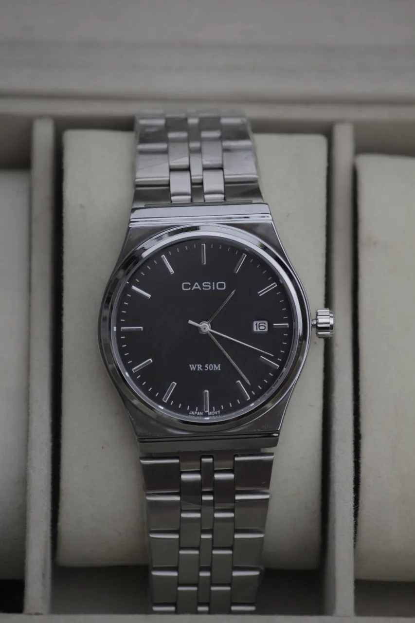 Reloj Casio con malla de acero inoxidable y cuadrante negro. Posee fechador y resistencia al agua WR 50M. El tamaño de la caja es de 38 mm.