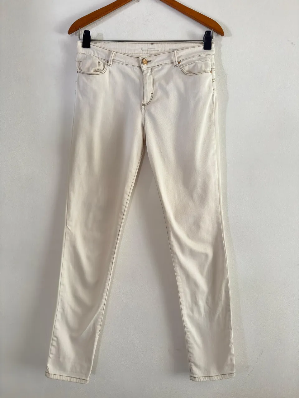 Jean Stradivarius. Push up. Talle 40. es un 38/28 Algodón y elastano. Color crudo. Cintura 38/40cm. Cadera 47/50cm. Tiro medio 25/30cm. Botamanga 15cm. Largo 99cm., con detalles de costuras a la vista y bolsillos funcionales. Perfectos para un look casual y moderno.