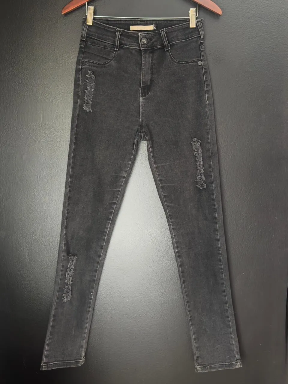 Jean Gusman. Talle 40 chico es un 38. Algodón y elastano. Skinny. medidas Cintura 33/40cm. Cadera 43/53cm. Tiro alto 28/35cm. Largo 105cm.color gris oscuro, con roturas desgastadas Diseño moderno y canchero, ideal para un look casual y urbano.