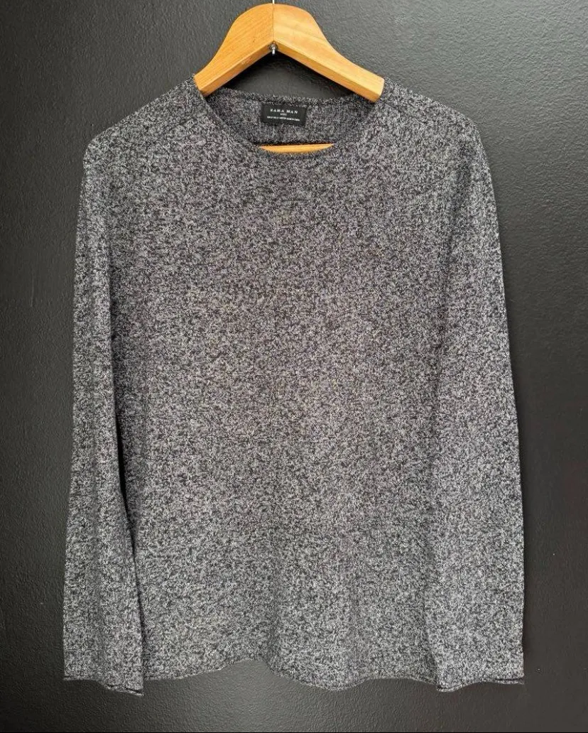 sweater zara man. talle m/s. algodón. negro jaspeado. finito. axilas 54cm. sisa
26cm. mangas 64cm aprox. cintura
50cm. largo 70cm. todas las medidas ceden. muy linda calidad 
