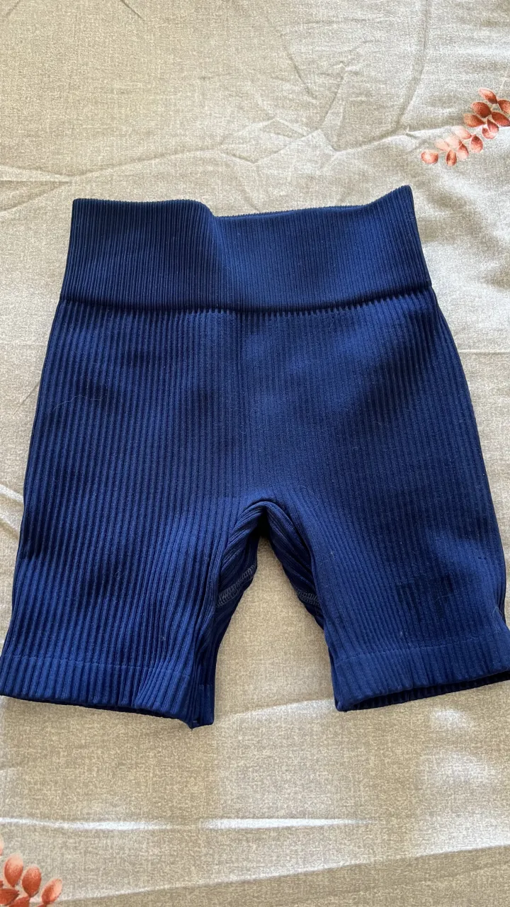 Shorts de ciclista azul marino, tiro alto, con textura acanalada. Ideales para entrenamientos o para un look deportivo y cómodo.