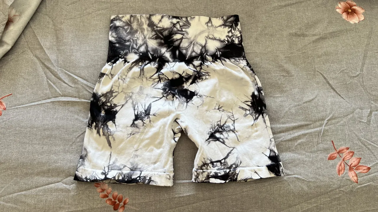 Shorts de ciclista con estampa tie-dye en blanco y negro. Diseño moderno y canchero, ideal para entrenar o para un look urbano.