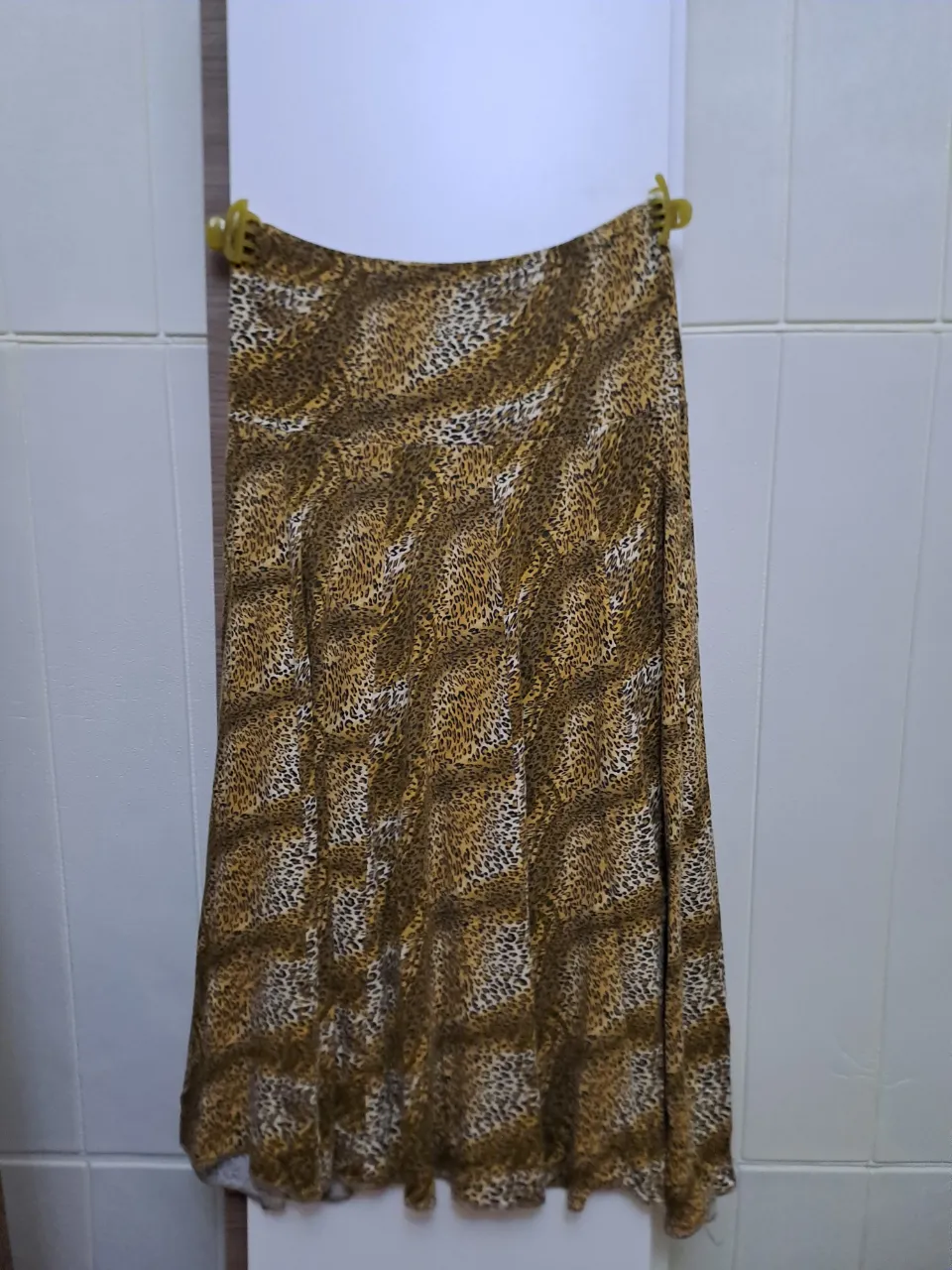 Pollera larga con estampa animal print de leopardo en tonos marrones y ocres.