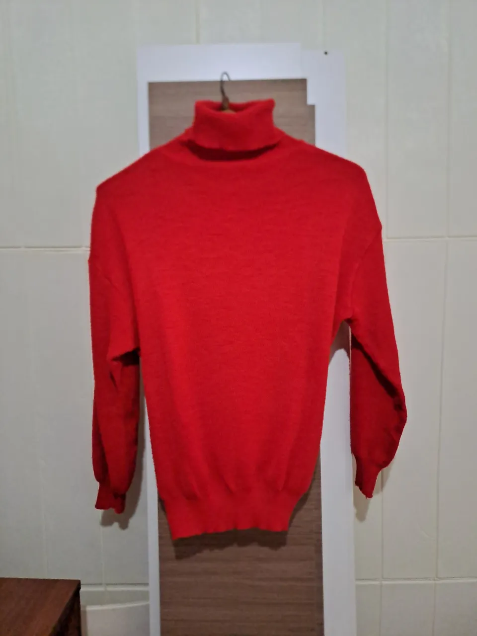 sweater polera UNISEX rojo de cuello alto y mangas largas.