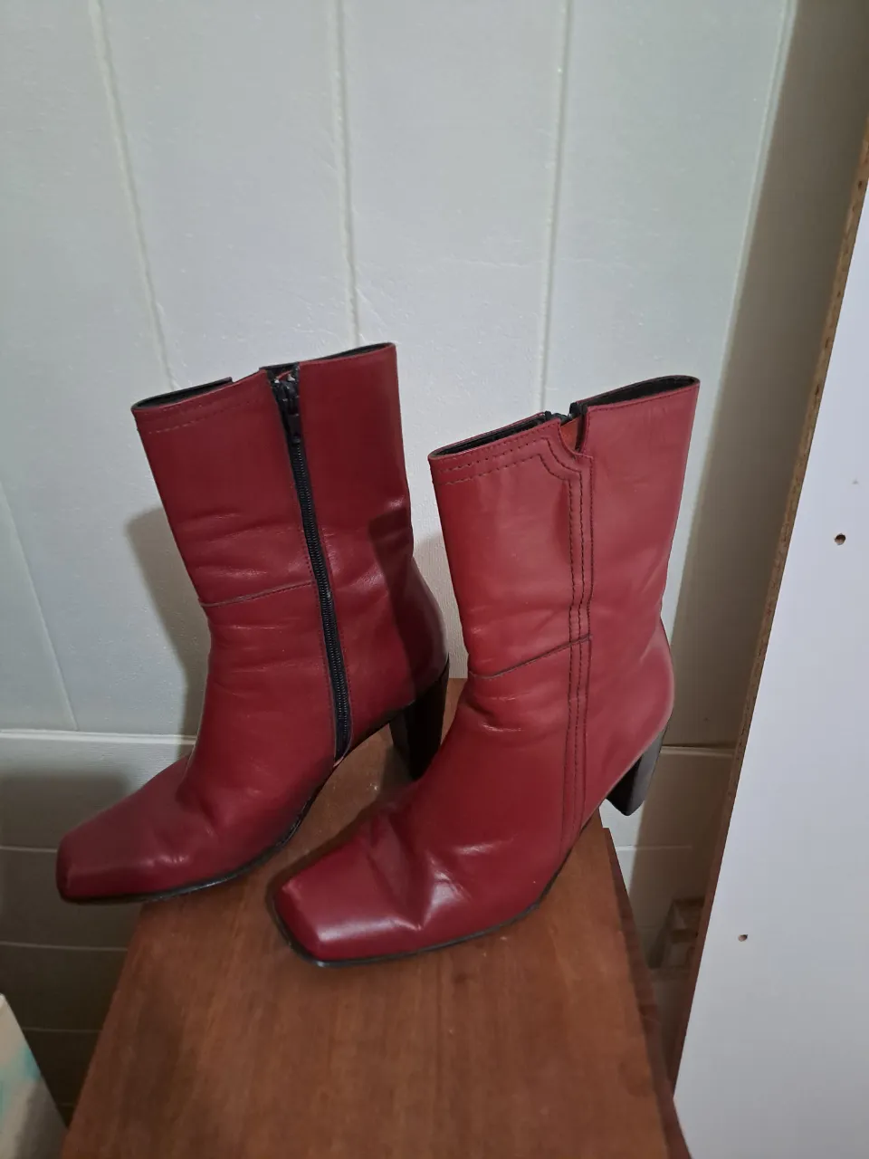 Botas vintage  de cuero color rojo con taco y cierre lateral.