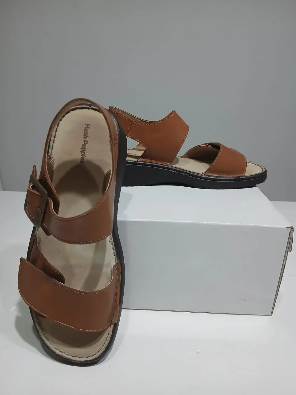 Sandalias de cuero color suela, con hebilla regulable y tiras cruzadas. Ideales para el día a día, súper cómodas y cancheras.