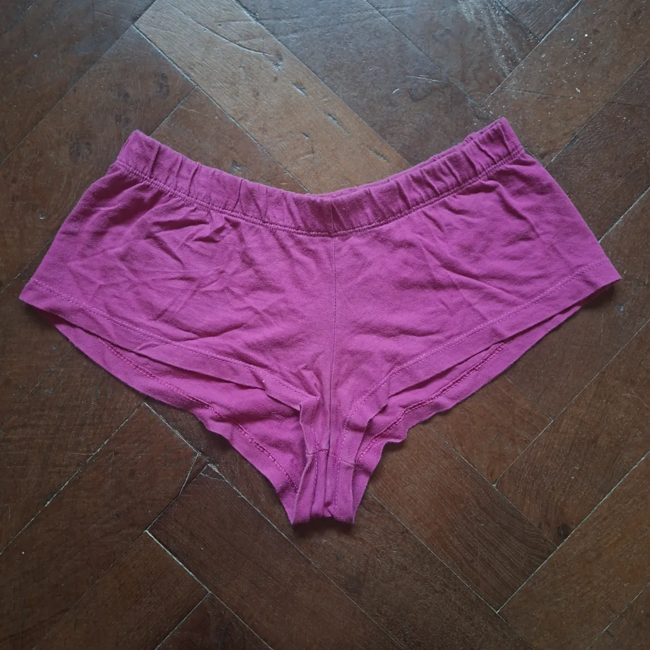 micro-Short de algodón color fucsia con elástico en la cintura.