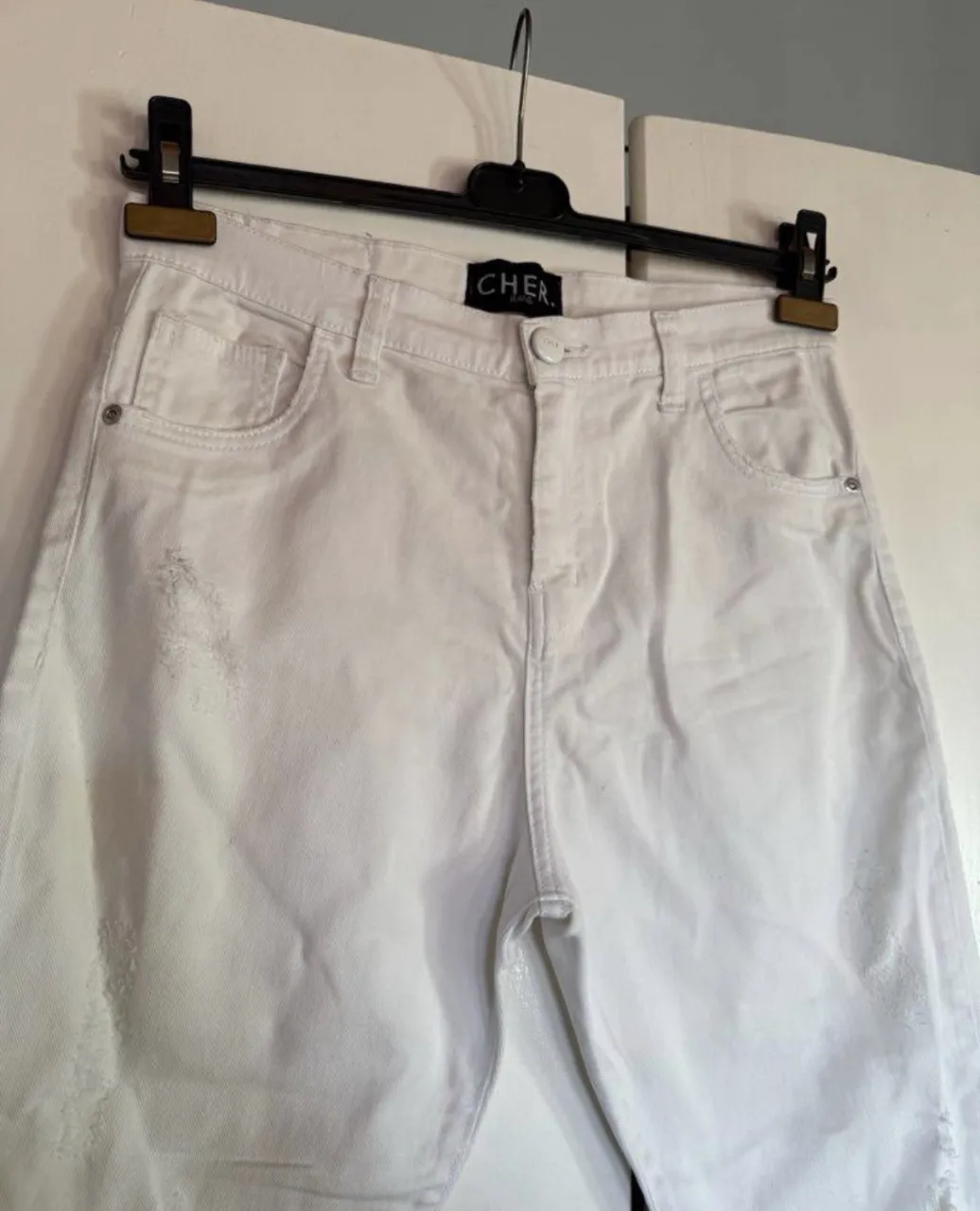 Jean mom blancos con roturas y detalles desgastados en piernas y rodillas. Cierre de botón y bolsillos frontales y traseros.
medidas:
cintura: 39cm
cadera: 42cm y ancho de pierna: 24cm
