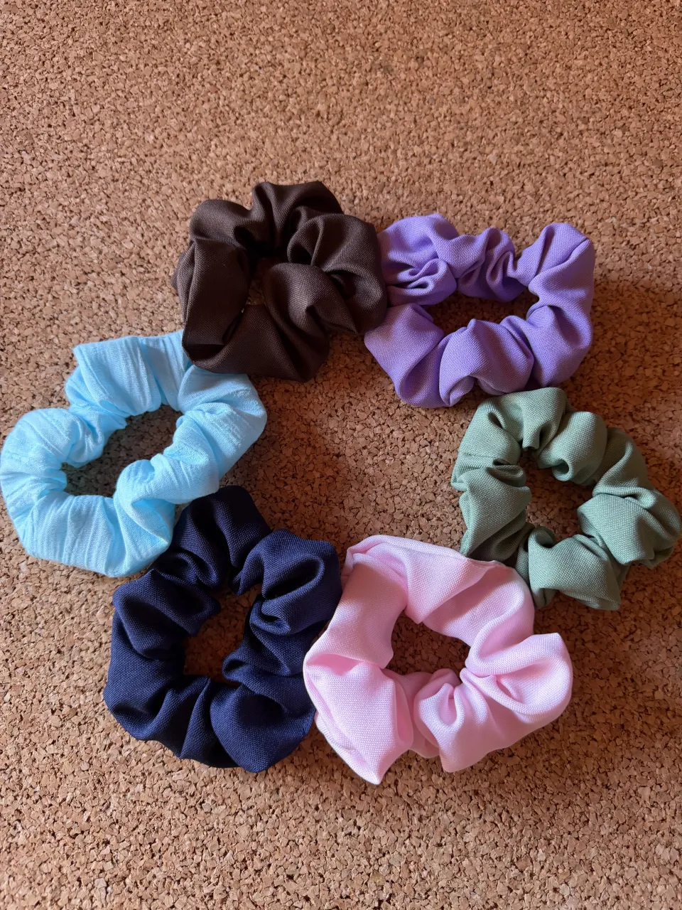 Set de 6 scrunchies de tela en colores pastel y oscuros: azul claro, azul marino, rosa, lavanda, verde y marrón.