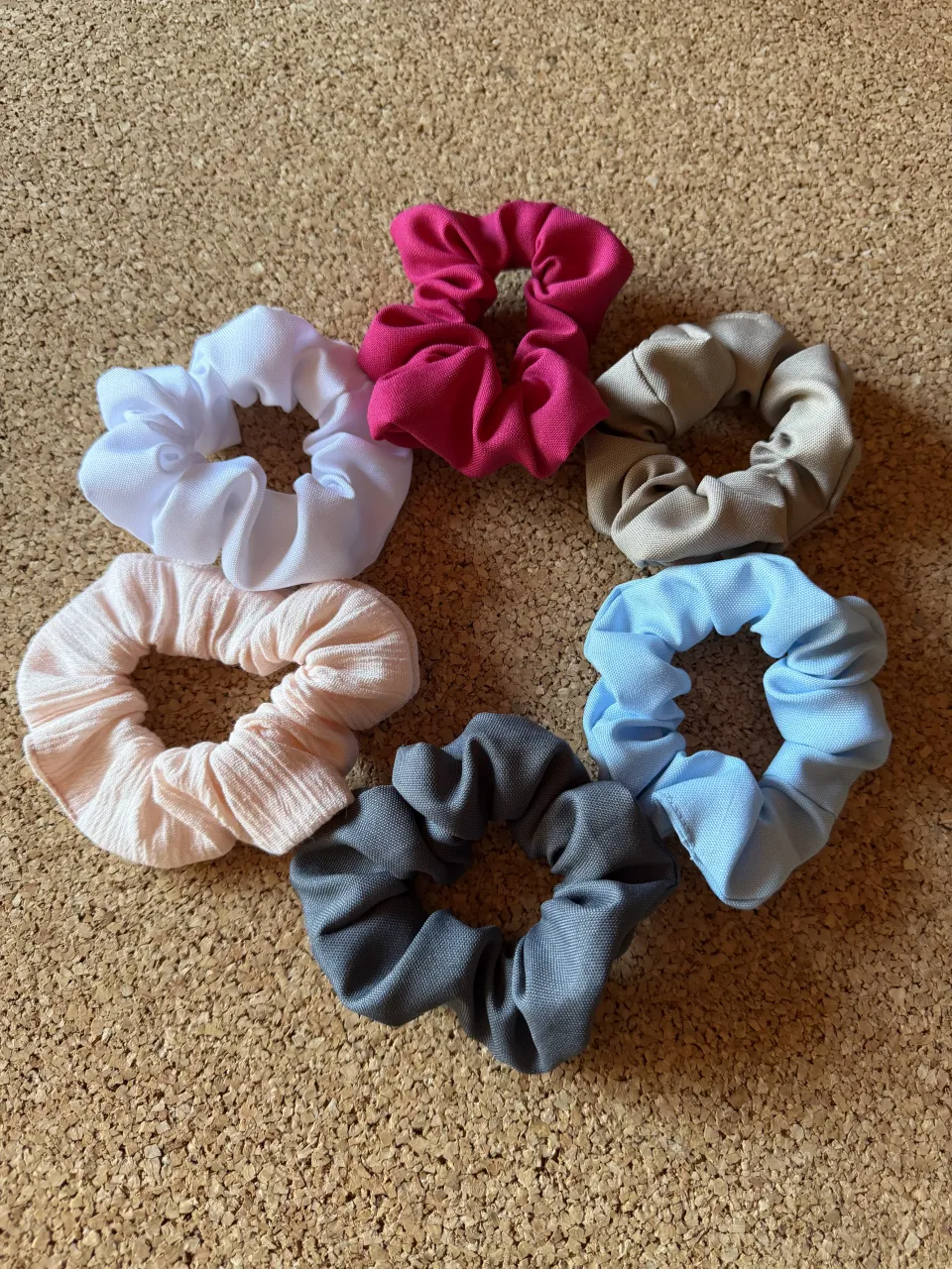 Set de 6 scrunchies de tela en colores blanco, rosa pálido, gris, azul claro, beige, fucsia y rosa.