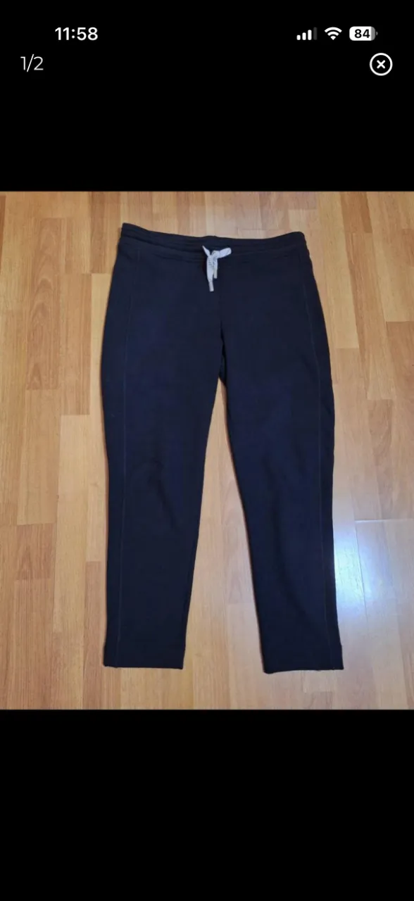 Pantalon de algodón negro, tiro alto, con cordón para ajustar en la cintura. 
La etiqueta dice talle xs, pero puede ir perfectamente para un talle S o M