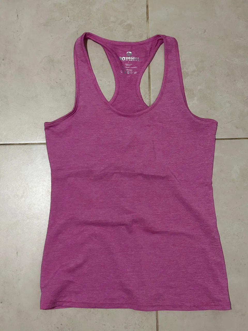 Musculosa deportiva color fucsia, ideal para entrenar o para un look casual y cómodo. Su diseño permite total libertad de movimiento.