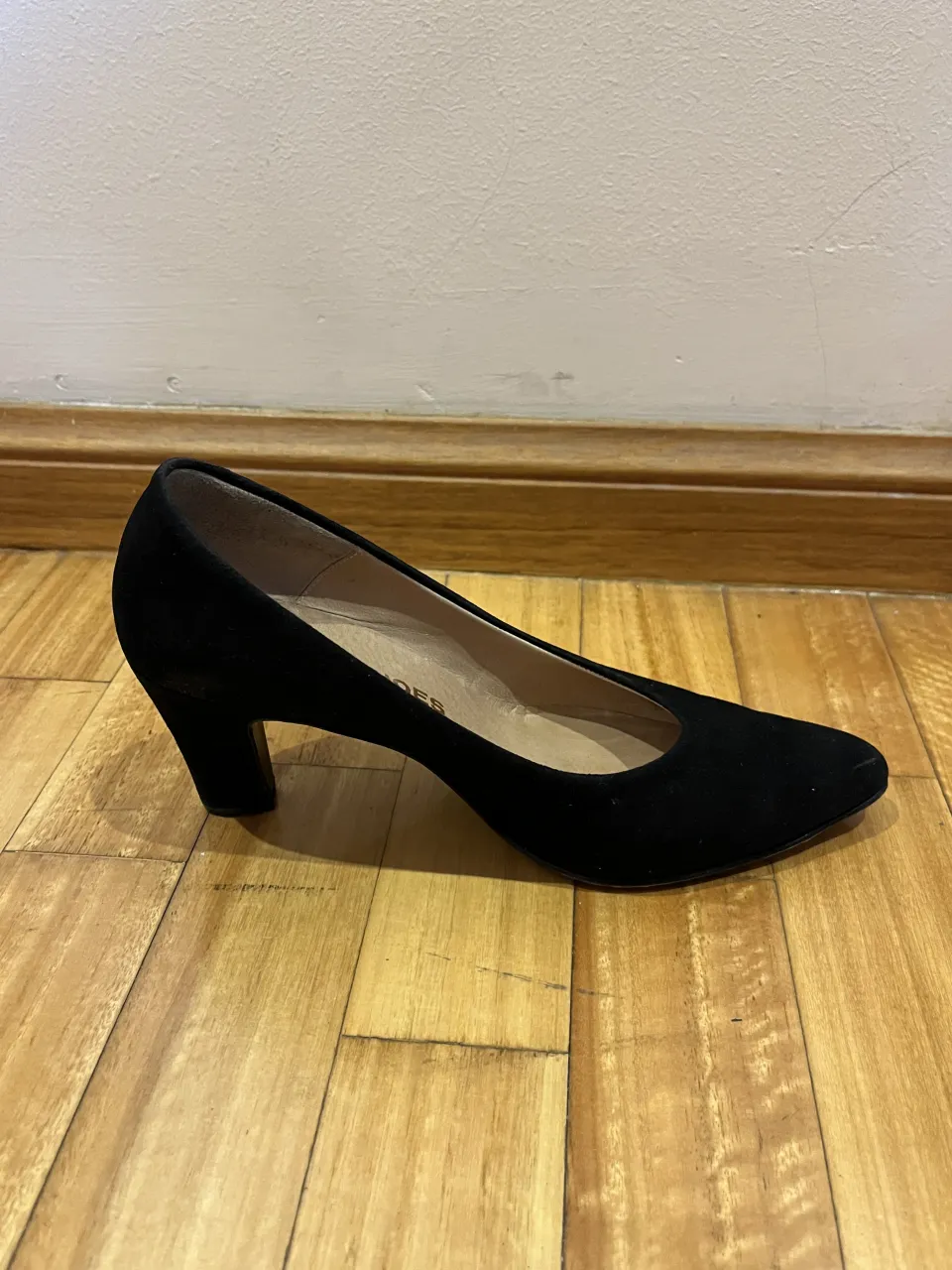 Tacos negros de gamuza, estilo stilettos, con punta fina.