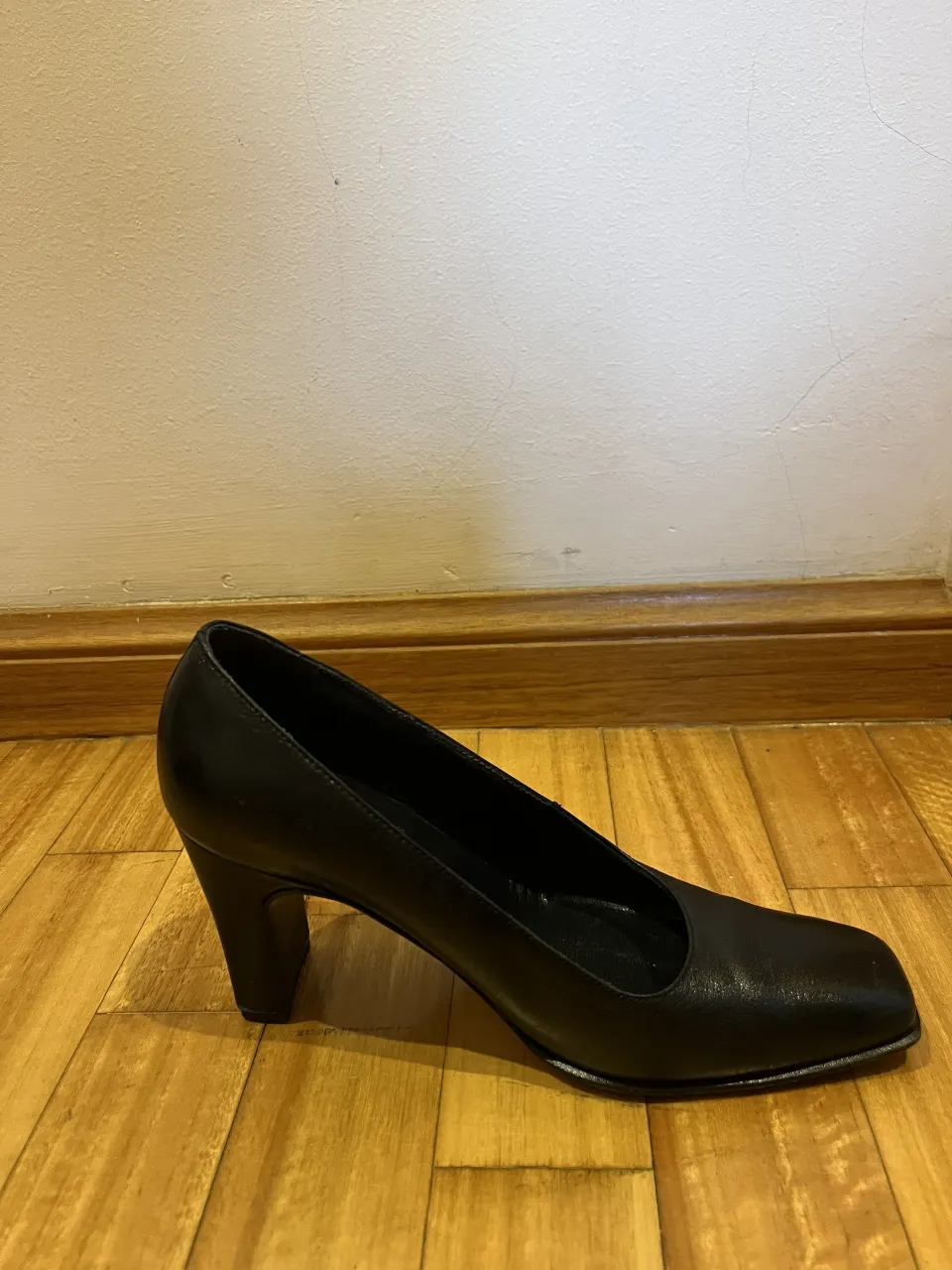 Tacos negros de cuero. Taco grueso y punta cuadrada.