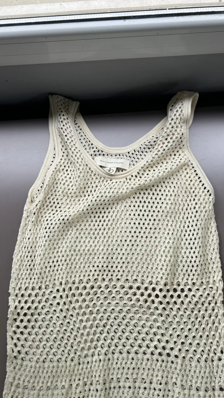 Musculosa de tejido de red color crudo. Posee cuello redondo y breteles anchos.