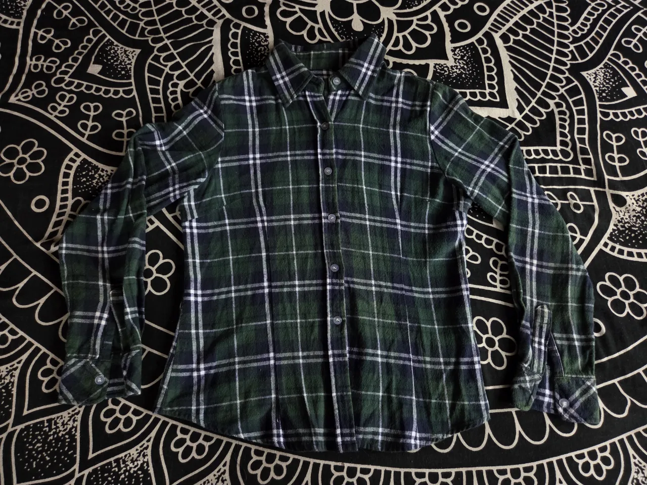 Camisa a cuadros de manga larga con botones al frente. Cuello camisero. Puños con botón. Abrigada, tipo lanilla.