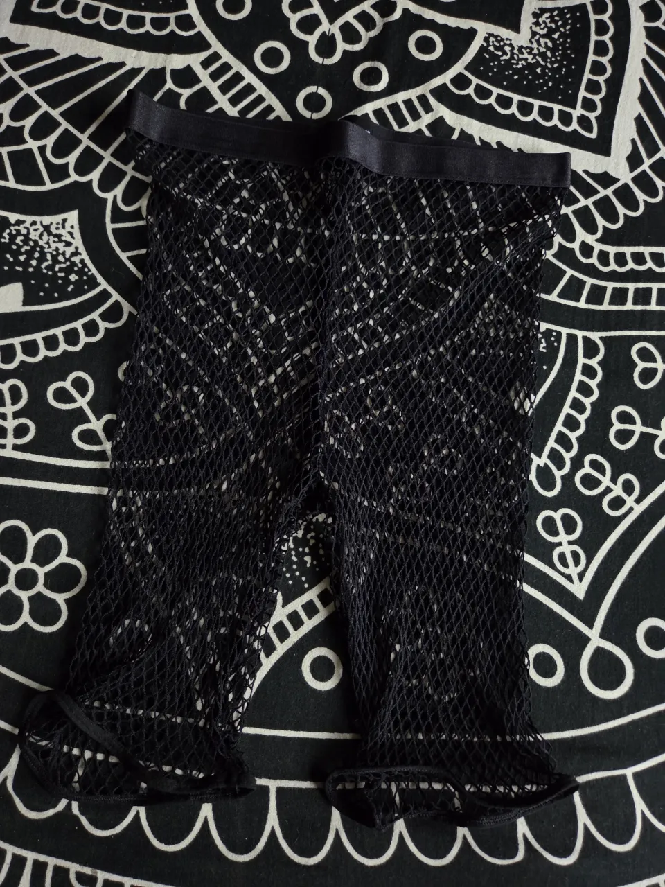 Biker de red con cintura de elastico. Es tipo hilo de seda, no cede mucho.