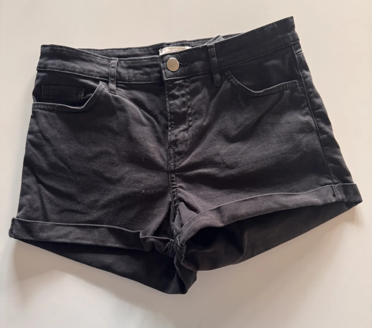 Shorts de jean negros tiro bajo, con  dobladillos. Perfectos para un look casual y canchero. ( cintura: 35 cm ancho) 