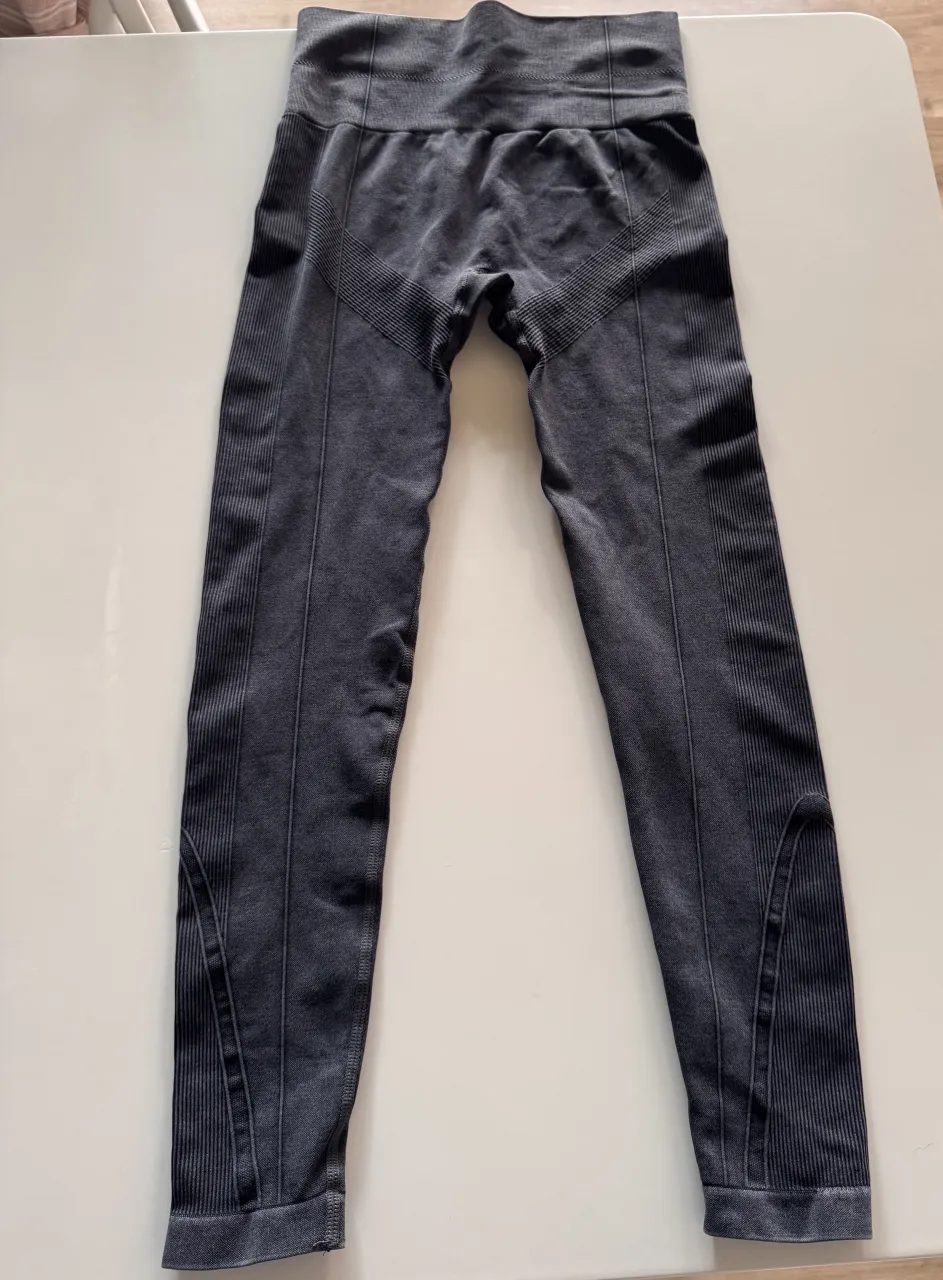 Calzas deportivas grises, ideales para entrenar o para un look comfy. Tienen un diseño moderno y son súper cómodas. Sin uso (26 cm de ancho) es talle chico